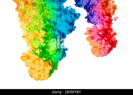 Tinte in Wasser isoliert auf weißem Hintergrund. Regenbogen von Farben Stockfoto