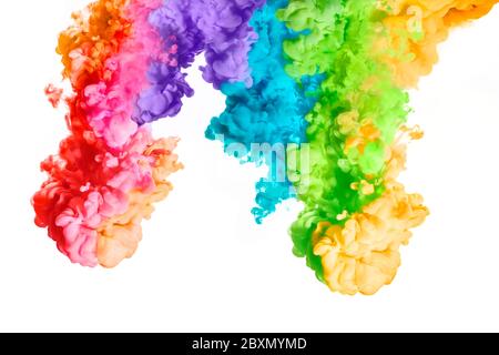 Tinte in Wasser isoliert auf weißem Hintergrund. Regenbogen der Farben. Farbexplosion Stockfoto