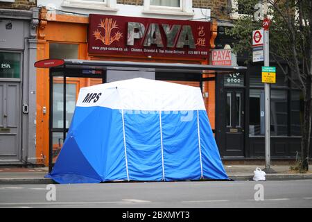 Ein Polizeizelt am Tatort in der Askew Road, Shepherd's Bush, West London, als eine Morduntersuchung eingeleitet wurde, nachdem ein Mann erschossen wurde. Das Opfer, das vermutlich um die 20 Jahre war, wurde in den frühen Morgenstunden des Montags mit Schusswunden gefunden. Stockfoto