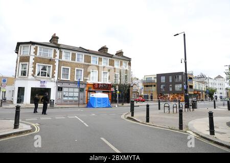 Ein Polizeizelt am Tatort in der Askew Road, Shepherd's Bush, West London, als eine Morduntersuchung eingeleitet wurde, nachdem ein Mann erschossen wurde. Das Opfer, das vermutlich um die 20 Jahre war, wurde in den frühen Morgenstunden des Montags mit Schusswunden gefunden. Stockfoto