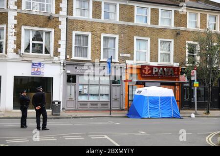 Ein Polizeizelt am Tatort in der Askew Road, Shepherd's Bush, West London, als eine Morduntersuchung eingeleitet wurde, nachdem ein Mann erschossen wurde. Das Opfer, das vermutlich um die 20 Jahre war, wurde in den frühen Morgenstunden des Montags mit Schusswunden gefunden. Stockfoto