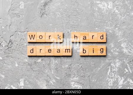 Arbeiten Sie hart Traum großes Wort auf Holzblock geschrieben. Arbeiten Sie hart Traum großen Text auf Zement Tisch für Ihre Desing, Top View Konzept. Stockfoto