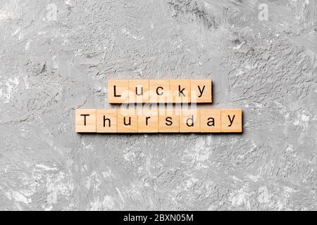 Lucky thursday Wort auf Holzblock geschrieben. Lucky thursday Text auf Zementtisch für Ihre Desing, Konzept. Stockfoto