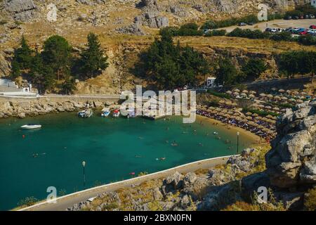 Rhodos, Griechenland - Juli 2019: Agios Pavlos Beach. Mit Blick auf die atemberaubende St. Pauls Bay Lindos Stockfoto