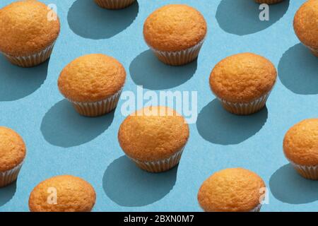 Muffins Muster auf der blauen Tischoberfläche Stockfoto