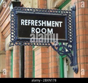 Ein Schild für einen Erfrischungsraum am Bahnhof A Vintage. Stockfoto