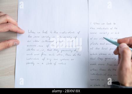 Erlangen, Deutschland. Juni 2020. In der Abteilung Mustererkennung der Universität Erlangen-Nürnberg befinden sich Ausdrucke eines Mustertextes auf einer Tabelle. Der Text links ist handschriftlich, der Text rechts ist ein automatisch generierter Text mit dem Algorithmus zur Handschriftimitate im Stil des Originals. Erlangen-Forscher imitieren mit künstlicher Intelligenz die Handschrift. Ein Ziel ist es, Menschen zu ermöglichen, Texte in eigener Handschrift zu schreiben, die sich aufgrund von Verletzungen oder anderen Beeinträchtigungen nicht mehr selbst schreiben können. Quelle: Daniel Karmann/dpa/Alamy Live News Stockfoto