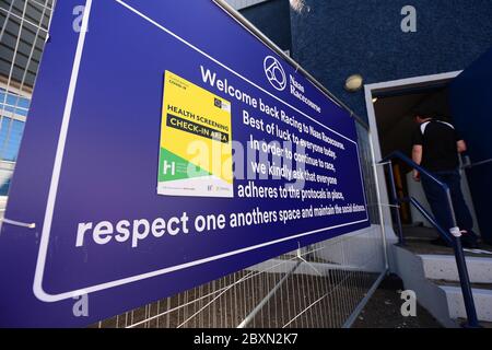 Ein Blick auf ein Gesundheits-Screening Check-in-Schild am Eingang der Naas Rennbahn, wie Rennen in Irland wieder aufgenommen heute. Stockfoto