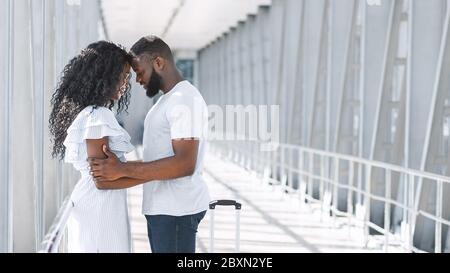 Liebevolle Schwarze Paar Treffen Im Flughafen Nach Der Lockdown Wegen Coronavirus Stockfoto