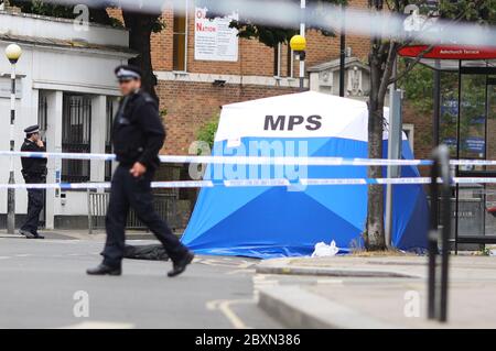 Ein Polizeizelt am Tatort in der Askew Road, Shepherd's Bush, West London, als eine Morduntersuchung eingeleitet wurde, nachdem ein Mann erschossen wurde. Das Opfer, das vermutlich um die 20 Jahre war, wurde in den frühen Morgenstunden des Montags mit Schusswunden gefunden. Stockfoto