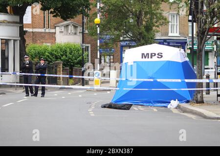 Ein Polizeizelt am Tatort in der Askew Road, Shepherd's Bush, West London, als eine Morduntersuchung eingeleitet wurde, nachdem ein Mann erschossen wurde. Das Opfer, das vermutlich um die 20 Jahre war, wurde in den frühen Morgenstunden des Montags mit Schusswunden gefunden. Stockfoto