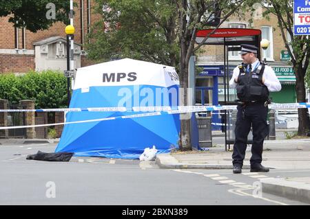 Ein Polizeizelt am Tatort in der Askew Road, Shepherd's Bush, West London, als eine Morduntersuchung eingeleitet wurde, nachdem ein Mann erschossen wurde. Das Opfer, das vermutlich um die 20 Jahre war, wurde in den frühen Morgenstunden des Montags mit Schusswunden gefunden. Stockfoto