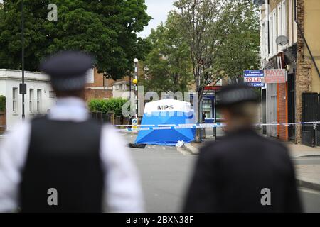 Ein Polizeizelt am Tatort in der Askew Road, Shepherd's Bush, West London, als eine Morduntersuchung eingeleitet wurde, nachdem ein Mann erschossen wurde. Das Opfer, das vermutlich um die 20 Jahre war, wurde in den frühen Morgenstunden des Montags mit Schusswunden gefunden. Stockfoto