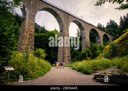 Breitnau, Baden-Württemberg, Deutschland - Juli 27 2019 : 37 Meter hohe Ravenna Brücke (Ravennabrücke) Viadukt überquert die Ravenna Schlucht (Ravennaschlucht) Stockfoto