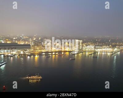 Nachtpanorama von oben auf Lichter und Kanal in amsterdam in holland Stockfoto