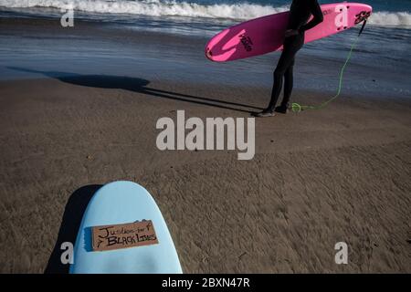 Santa Cruz, Ca. Juni 2020. Details eines Surfboards während eines 'Paddle-Out' in Erinnerung an George Floyd am Cowell Beach in Santa Cruz, Kalifornien am 7. Juni 2020 nach dem Tod von George Floyd. Kredit: Chris Tuite/Image Space/Media Punch/Alamy Live News Stockfoto