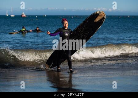 Santa Cruz, Ca. Juni 2020. Die Demonstranten nehmen am 7. Juni 2020 nach dem Tod von George Floyd an einem "Paddel-out" in Erinnerung an George Floyd am Cowell Beach in Santa Cruz, Kalifornien, Teil. Kredit: Chris Tuite/Image Space/Media Punch/Alamy Live News Stockfoto