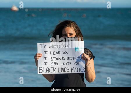 Santa Cruz, Ca. Juni 2020. Die Demonstranten nehmen am 7. Juni 2020 nach dem Tod von George Floyd an einem "Paddel-out" in Erinnerung an George Floyd am Cowell Beach in Santa Cruz, Kalifornien, Teil. Kredit: Chris Tuite/Image Space/Media Punch/Alamy Live News Stockfoto