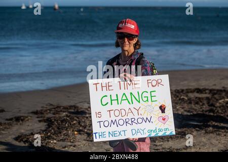 Santa Cruz, Ca. Juni 2020. Die Demonstranten nehmen am 7. Juni 2020 nach dem Tod von George Floyd an einem "Paddel-out" in Erinnerung an George Floyd am Cowell Beach in Santa Cruz, Kalifornien, Teil. Kredit: Chris Tuite/Image Space/Media Punch/Alamy Live News Stockfoto