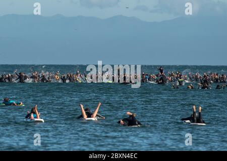 Santa Cruz, Ca. Juni 2020. Die Demonstranten nehmen am 7. Juni 2020 nach dem Tod von George Floyd an einem "Paddel-out" in Erinnerung an George Floyd am Cowell Beach in Santa Cruz, Kalifornien, Teil. Kredit: Chris Tuite/Image Space/Media Punch/Alamy Live News Stockfoto