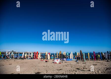 Santa Cruz, Ca. Juni 2020. Surfer posieren während eines "Paddelausstobens" in der Erinnerung an George Floyd am Cowell Beach in Santa Cruz, Kalifornien am 7. Juni 2020 nach dem Tod von George Floyd. Kredit: Chris Tuite/Image Space/Media Punch/Alamy Live News Stockfoto