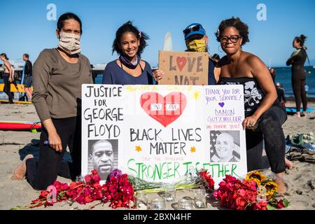 Santa Cruz, Ca. Juni 2020. Die Demonstranten nehmen am 7. Juni 2020 nach dem Tod von George Floyd an einem "Paddel-out" in Erinnerung an George Floyd am Cowell Beach in Santa Cruz, Kalifornien, Teil. Kredit: Chris Tuite/Image Space/Media Punch/Alamy Live News Stockfoto