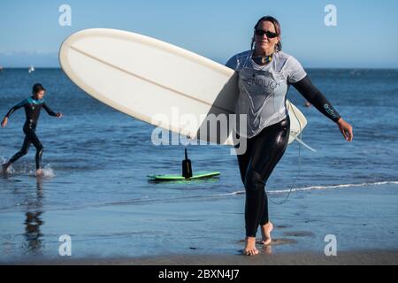 Santa Cruz, Ca. Juni 2020. Die Demonstranten nehmen am 7. Juni 2020 nach dem Tod von George Floyd an einem "Paddel-out" in Erinnerung an George Floyd am Cowell Beach in Santa Cruz, Kalifornien, Teil. Kredit: Chris Tuite/Image Space/Media Punch/Alamy Live News Stockfoto