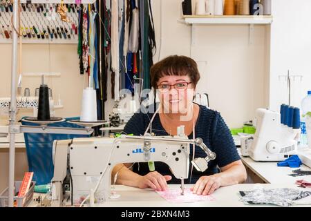 Carrigaline, Cork, Irland. Juni 2020. Alicja Tomaszewska wieder bei der Arbeit an ihrer Nähmaschine in ihrem Ladenbau von Alicja in Carrigaline, Co. Cork. Ihr Geschäft war seit Mitte März geschlossen und erst jetzt als Teil der zweiten Phase des Plans der Regierung zur Wiedereröffnung der Gesellschaft nach der Covid-19-Pandemie eröffnet worden. - Credit; David Creedon / Alamy Live News Stockfoto