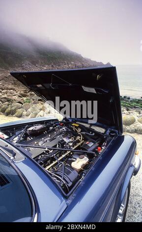 Motor eines Jaguar XJ6 Sovereign 4.2 1986 in Cornwall, Großbritannien Stockfoto