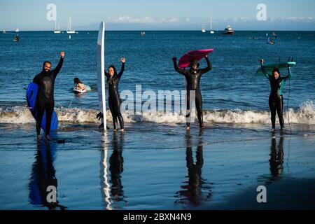 Santa Cruz, Ca. Juni 2020. Die Demonstranten nehmen am 7. Juni 2020 nach dem Tod von George Floyd an einem "Paddel-out" in Erinnerung an George Floyd am Cowell Beach in Santa Cruz, Kalifornien, Teil. Kredit: Chris Tuite/Image Space/Media Punch/Alamy Live News Stockfoto