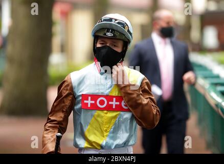 Jockey Jason Watson vor dem Betway EBF Novice Stakes auf der Haydock Park Rennbahn. Stockfoto