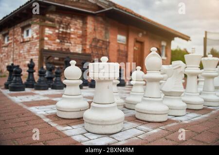 Weiße Riesenschachfiguren auf der Straße. Schach. Street Game. Stockfoto