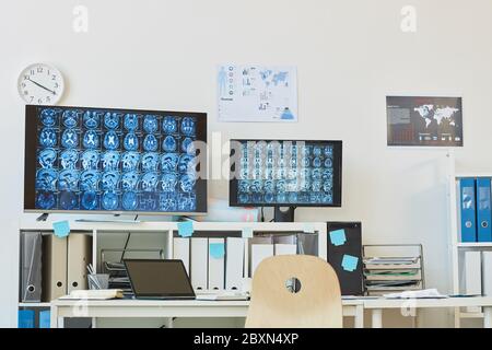 Hintergrundbild von modernen Computergeräten mit CT-Gehirn-Scans auf digitalen Bildschirmen am Arbeitsplatz in der Klinik, Kopierraum Stockfoto