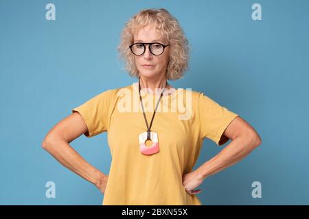 Serious selbstbewusst Frau in einer Brille mit ernsthafteren Ausdruck. Stockfoto