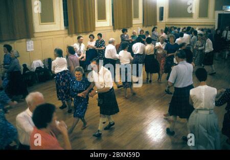 Scottish Country Dance Paare, die Spaß haben, sind ihr Hobby im Lesser City Hall Perth Scotland 1989. 1980er Jahre Schottland Großbritannien HOMER SYKES Stockfoto