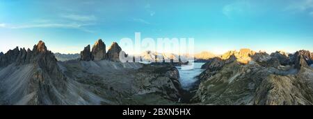 Panorama-Sonnenaufgang Tre Cime di Lavaredo von oben bei Sexten Dolomiten Stockfoto