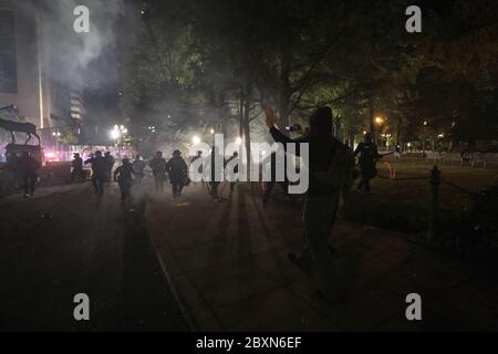 Portland, USA. Juni 2020. Die Polizei räumen die Straßen rund um das Justizzentrum mit Massenkontrollmunition in der zehnten Nacht der Aktion gegen Polizeibrutalität in Portland, Oregon, am 7. Juni 2020. (Foto: Alex Milan Tracy/Sipa USA) Quelle: SIPA USA/Alamy Live News Stockfoto