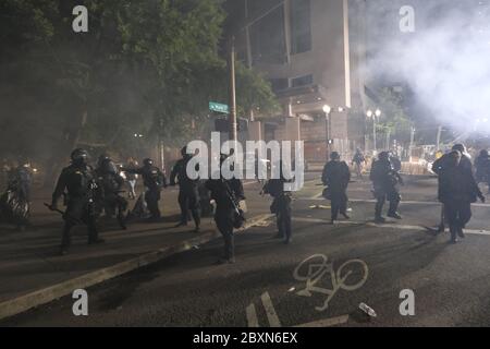 Portland, USA. Juni 2020. Die Polizei räumen die Straßen rund um das Justizzentrum mit Massenkontrollmunition in der zehnten Nacht der Aktion gegen Polizeibrutalität in Portland, Oregon, am 7. Juni 2020. (Foto: Alex Milan Tracy/Sipa USA) Quelle: SIPA USA/Alamy Live News Stockfoto
