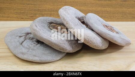 Tropische Früchte, Süß oder getrocknete Kaki Kaki auf einer hölzernen Fach. Ein beliebter Snack Food in Ostasien. Eine ausgezeichnete Quelle für Vitamin C. Stockfoto