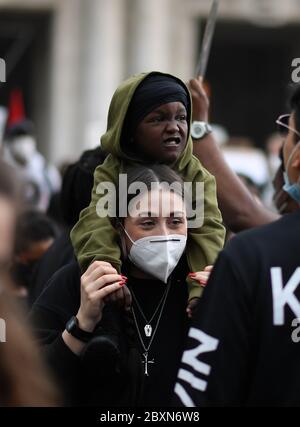 Mailand, Italien. Juni 2020. Die Menschen nehmen an einem Protest gegen Rassismus und Polizeibrutalität auf der Piazza Duca D'Aosta in Mailand, Italien, am 7. Juni 2020 Teil. Kredit: Daniele Mascolo/Xinhua/Alamy Live News Stockfoto