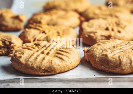 Erdnussbutter-Cookies. Veganes Dessert-Konzept. Kochen gesunde Lebensmittel. Stockfoto