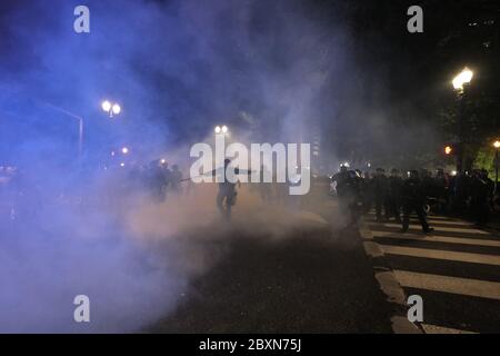 Portland, USA. Juni 2020. Die Polizei räumen die Straßen rund um das Justizzentrum mit Massenkontrollmunition in der zehnten Nacht der Aktion gegen Polizeibrutalität in Portland, Oregon, am 7. Juni 2020. (Foto: Alex Milan Tracy/Sipa USA) Quelle: SIPA USA/Alamy Live News Stockfoto