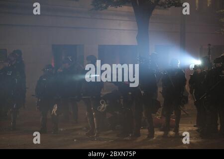 Portland, USA. Juni 2020. Die Polizei räumen die Straßen rund um das Justizzentrum mit Massenkontrollmunition in der zehnten Nacht der Aktion gegen Polizeibrutalität in Portland, Oregon, am 7. Juni 2020. (Foto: Alex Milan Tracy/Sipa USA) Quelle: SIPA USA/Alamy Live News Stockfoto
