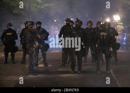 Portland, USA. Juni 2020. Die Polizei räumen die Straßen rund um das Justizzentrum mit Massenkontrollmunition in der zehnten Nacht der Aktion gegen Polizeibrutalität in Portland, Oregon, am 7. Juni 2020. (Foto: Alex Milan Tracy/Sipa USA) Quelle: SIPA USA/Alamy Live News Stockfoto