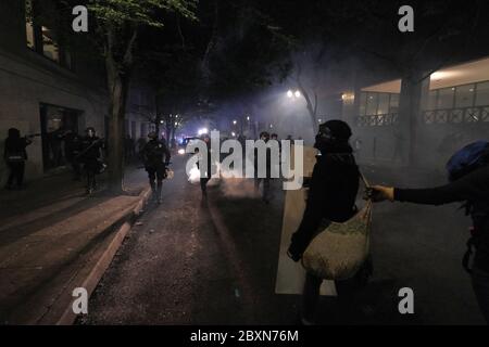 Portland, USA. Juni 2020. Die Polizei räumen die Straßen rund um das Justizzentrum mit Massenkontrollmunition in der zehnten Nacht der Aktion gegen Polizeibrutalität in Portland, Oregon, am 7. Juni 2020. (Foto: Alex Milan Tracy/Sipa USA) Quelle: SIPA USA/Alamy Live News Stockfoto