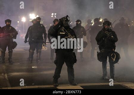 Portland, USA. Juni 2020. Die Polizei räumen die Straßen rund um das Justizzentrum mit Massenkontrollmunition in der zehnten Nacht der Aktion gegen Polizeibrutalität in Portland, Oregon, am 7. Juni 2020. (Foto: Alex Milan Tracy/Sipa USA) Quelle: SIPA USA/Alamy Live News Stockfoto