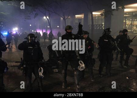 Portland, USA. Juni 2020. Die Polizei räumen die Straßen rund um das Justizzentrum mit Massenkontrollmunition in der zehnten Nacht der Aktion gegen Polizeibrutalität in Portland, Oregon, am 7. Juni 2020. (Foto: Alex Milan Tracy/Sipa USA) Quelle: SIPA USA/Alamy Live News Stockfoto