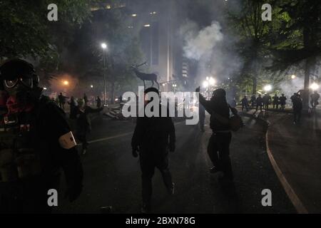 Portland, USA. Juni 2020. Die Polizei räumen die Straßen rund um das Justizzentrum mit Massenkontrollmunition in der zehnten Nacht der Aktion gegen Polizeibrutalität in Portland, Oregon, am 7. Juni 2020. (Foto: Alex Milan Tracy/Sipa USA) Quelle: SIPA USA/Alamy Live News Stockfoto
