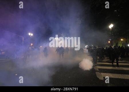 Portland, USA. Juni 2020. Die Polizei räumen die Straßen rund um das Justizzentrum mit Massenkontrollmunition in der zehnten Nacht der Aktion gegen Polizeibrutalität in Portland, Oregon, am 7. Juni 2020. (Foto: Alex Milan Tracy/Sipa USA) Quelle: SIPA USA/Alamy Live News Stockfoto