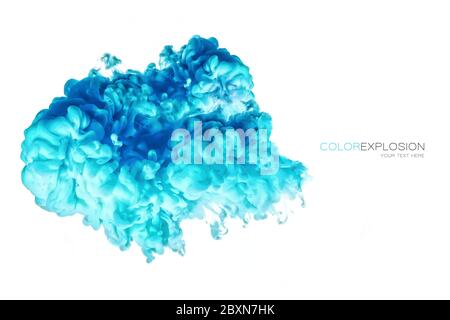 Nahaufnahme einer bunten blauen Acrylfarbe in Wasser isoliert auf weiß mit Kopierraum. Vorlagendesign. Abstrakter Hintergrund. Farbexplosion. Textur malen Stockfoto